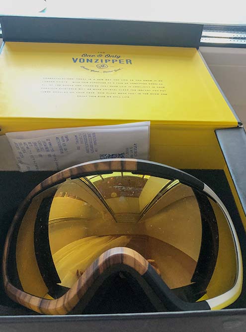 Это моя маска Vonzipper Skylab сезона 2019, купила за 7460 <span class=ruble>Р</span> со скидкой в магазине «Траектория». Ее плюсы — проверенный производитель, отличный обзор и сменная линза в комплекте