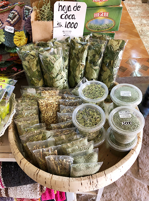 Чачакома и листья коки, которые помогают от горной болезни, на рынке Сан-Педро-де-Атакама