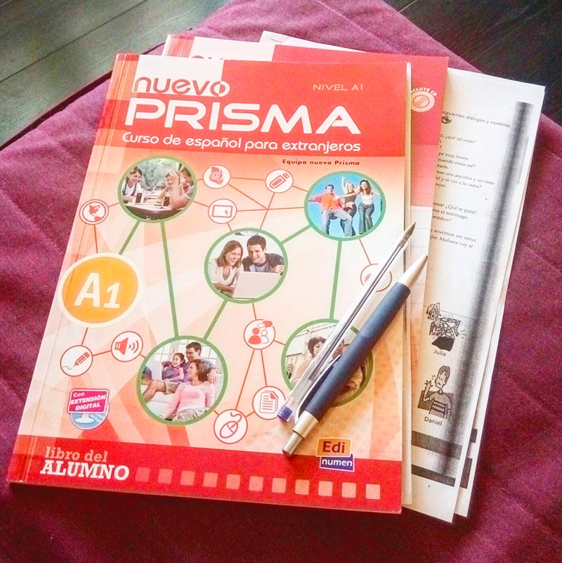 На курсах мы занимались по учебнику и рабочей тетради Nuevo Prisma. Мне они понравились балансом: заданий на чтение, аудирование, письмо, словарный запас и грамматику было поровну. Не было ощущения, что учишь что-то одно, а остальное проседает