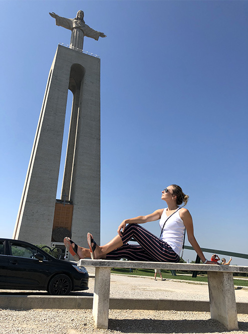 На обзорную площадку статуи Христа в Лиссабоне поднимаются на лифте, билет стоит 6 € (411 <span class=ruble>Р</span>). Приезжать лучше сразу после открытия: уже к обеду выстраивается длинная очередь