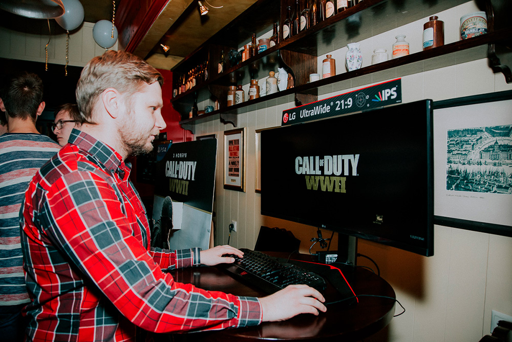 Зрители тоже могли поиграть в новую часть Call of Duty на отдельных компьютерах — была оборудована самостоятельная демозона от партнеров LG