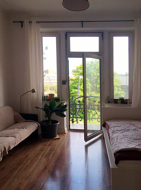 Моя комната за 340 €. У меня есть кровать, диван, шкаф, рабочий стол, балкон и много цветов