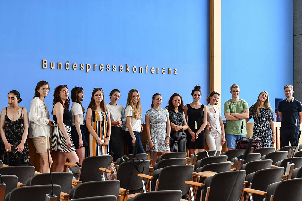 Участники Journalisten Praktikum Plus на федеральной пресс-конференции в Берлине