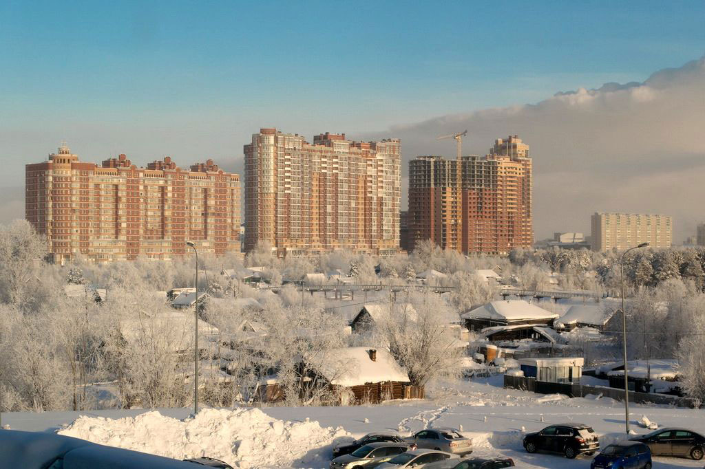 Сургут зимой. В городе еще остались старые деревянные дома, в основном на окраинах. На этой фотографии на улице примерно −30 °C. Источник: http://pravdaurfo.ru