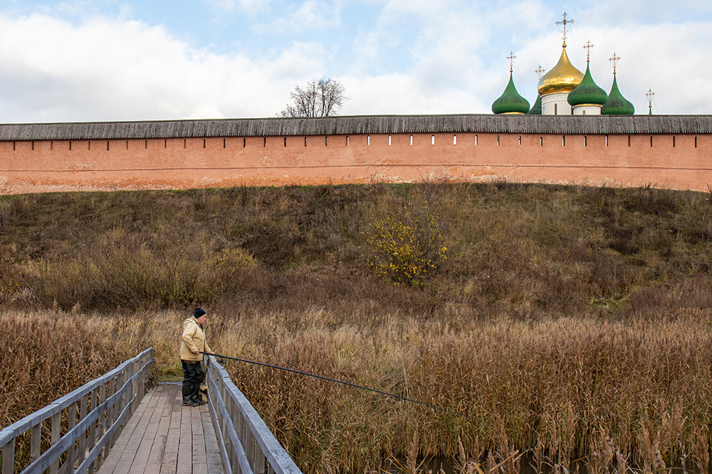 Мостик, по которому можно пройти к Покровскому монастырю. Фото: Анастасия Осян
