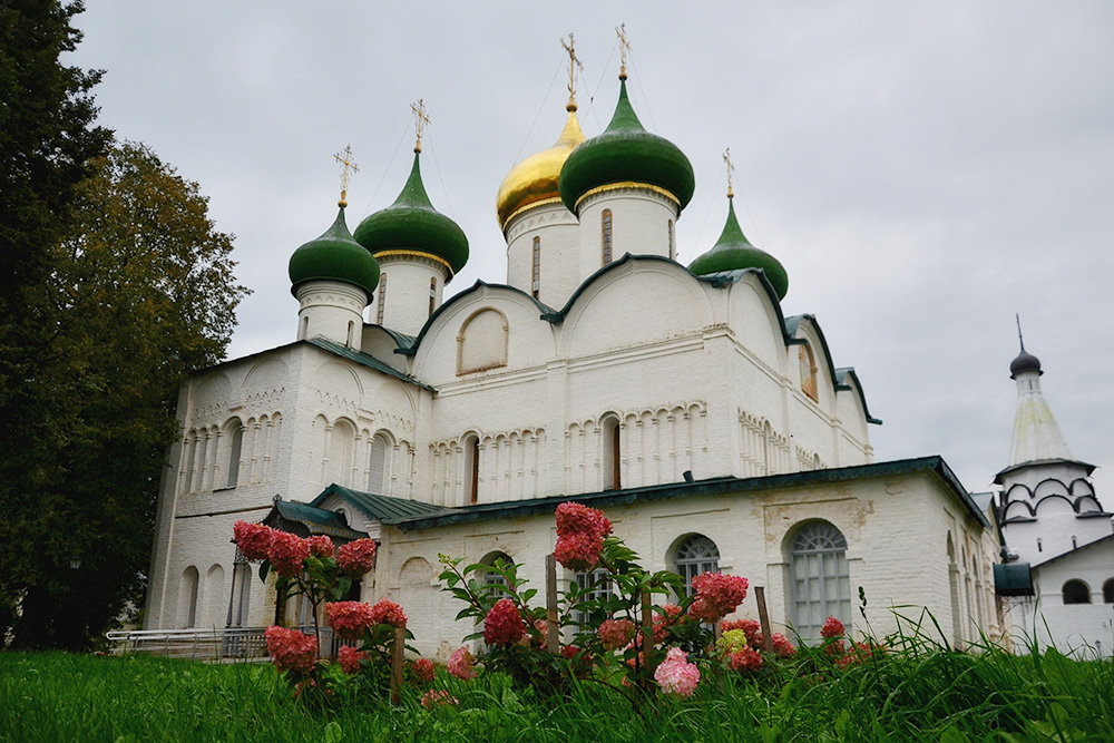 Пятиглавый Спасо-Преображенский собор — первый каменный храм, построенный на территории монастыря. Это главное здание комплекса