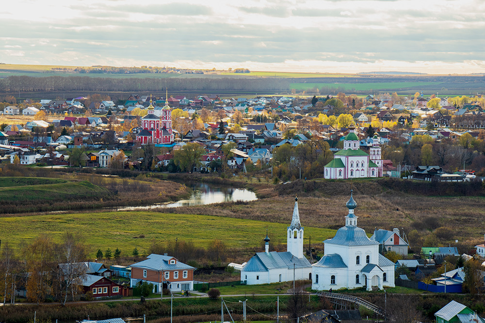 С колокольни открывается вид на другие церкви города. Пока поднимаетесь наверх, можно почувствовать себя звонарем: на нижних ярусах башни расположены небольшие колокола, в которые можно звонить. Фото: Анастасия Осян