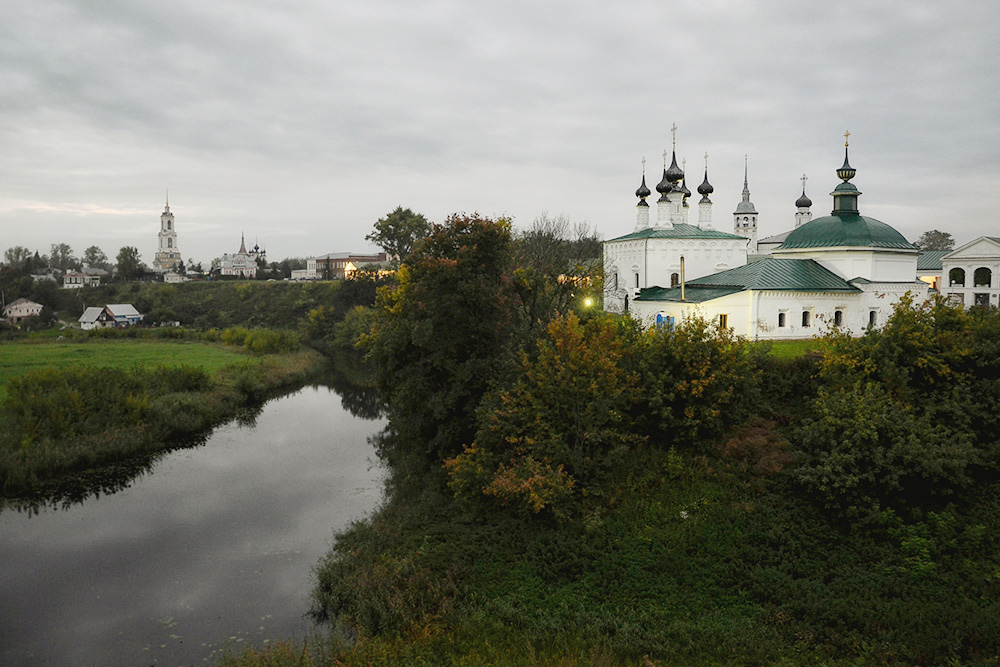 Вид на Пятницкую церковь с кремлевского вала близ Успенской церкви