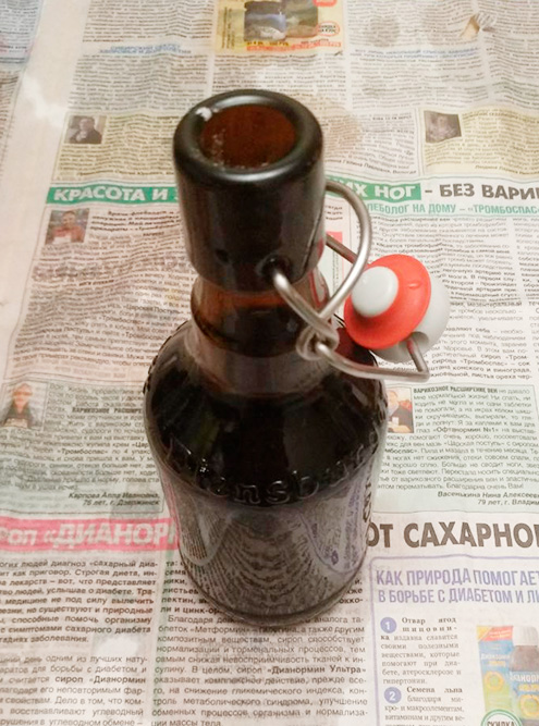Это бутылка с бугельной пробкой. Для таких укупорочная машинка не нужна, но сэкономить вряд ли получится: бутылка с бугельной пробкой стоит дороже, чем с кроненпробкой, — 60 <span class=ruble>Р</span>