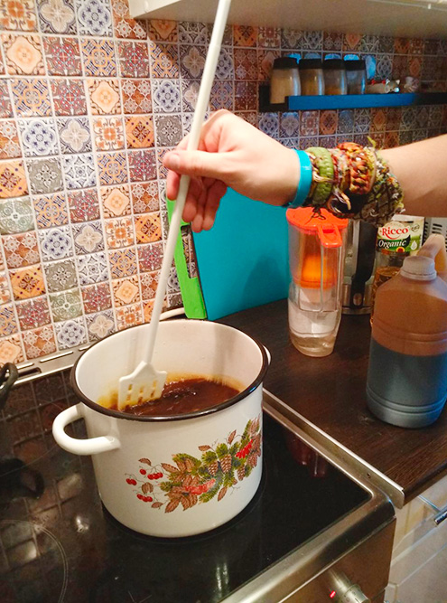 Под сусло подойдет любая кухонная утварь. Она не пострадает в процессе, и ее можно будет дальше использовать для готовки
