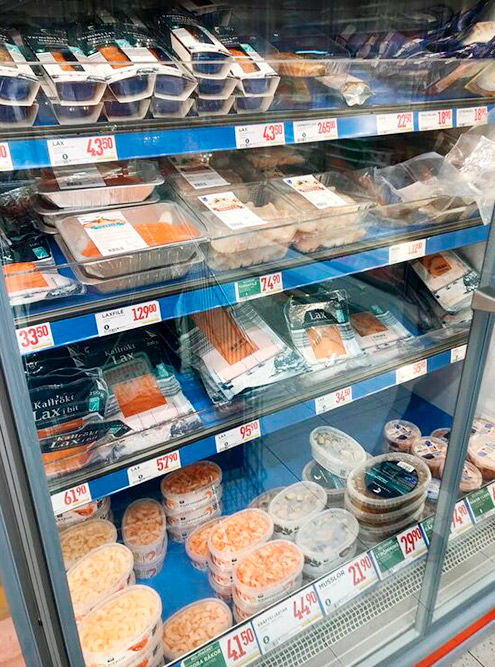 В Швеции много разной рыбы. Она очень вкусная, поэтому местные едят ее с большим удовольствием. Но даже там рыба стоит дорого: например, филе семги обходится в 129 kr (1100 <span class=ruble>Р</span>) за килограмм