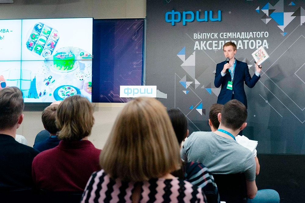 Виталий презентует обновленный «Свитклаб» на выпуске акселератора ФРИИ