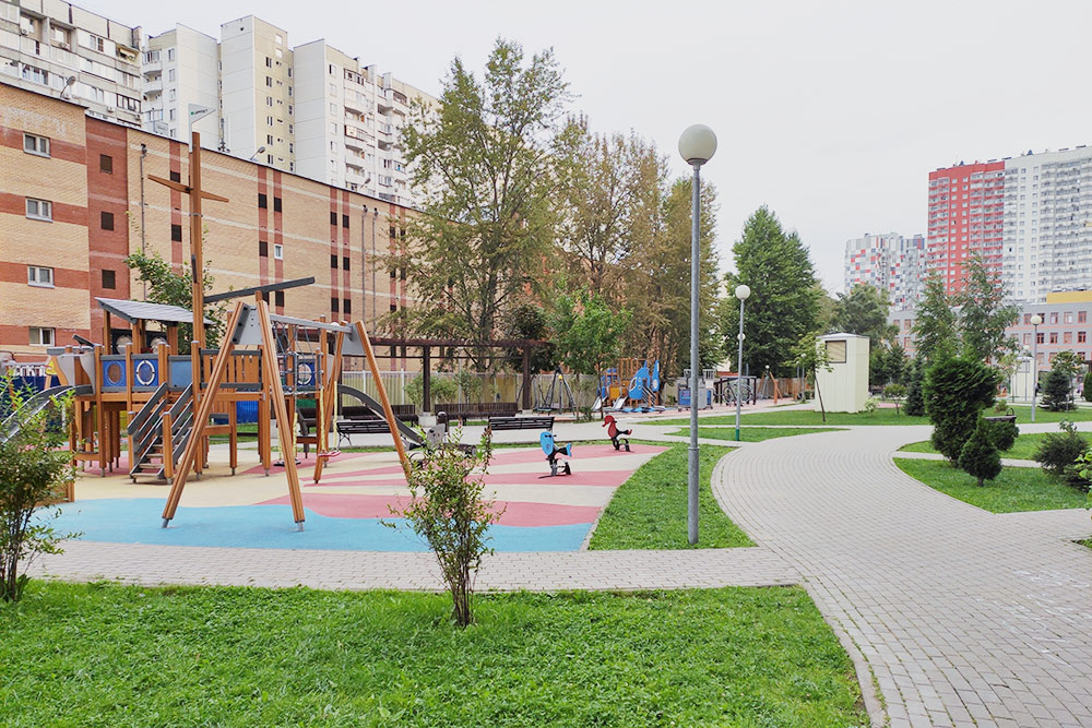Двор по пути на работу