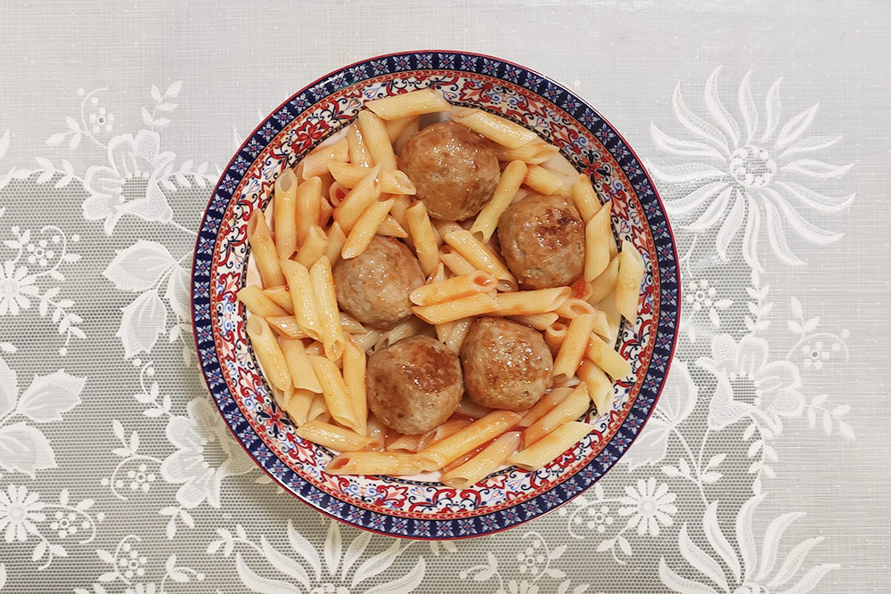 Приготовил фрикадельки с макаронами
