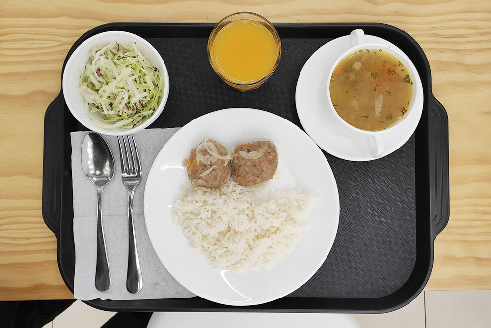 Салат из капусты с редисом и огурцом, грибной суп, рис с котлетками и облепиховый морс без сахара