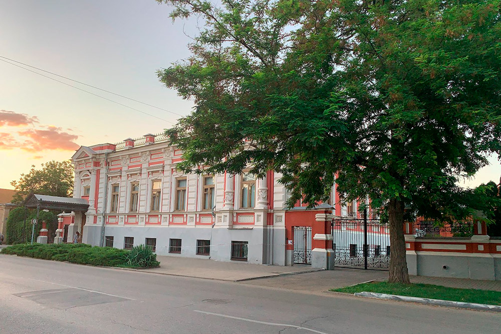 В архитектуре полутораэтажного здания можно рассмотреть элементы классицизма, ренессанса и барокко