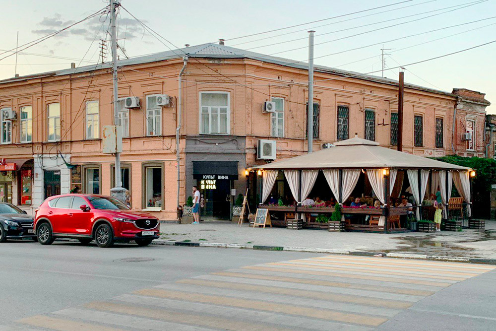 «Культ вина» на Петровской — бар, в котором можно выпить и перекусить: бургер с телятиной стоит 390 <span class=ruble>Р</span>, сет брускетт — 320 <span class=ruble>Р</span>, мидии в сливочном соусе — 470 <span class=ruble>Р</span>, бифштекс — 540 <span class=ruble>Р</span>
