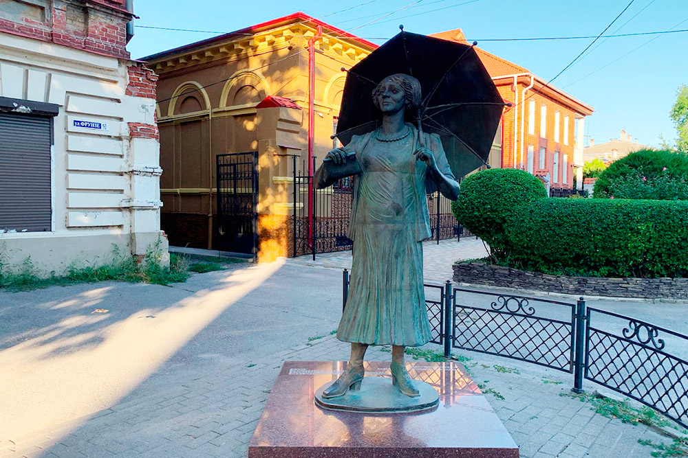 Памятник Фаине Георгиевне неподалеку от кафе «Фрекен Бок» — актриса, известная своими ироничными высказываниями и комедийными ролями, родилась и провела детство в Таганроге