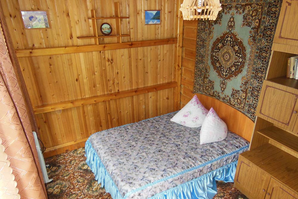 Такой номер можно снять за 2000 <span class=ruble>Р</span> в сутки. Источник: сайт «Серебряного берега»