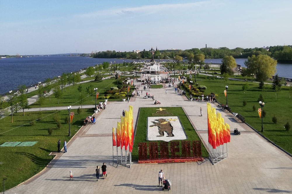 В Ярославле нам предлагали автобусную экскурсию. Вместо нее мы пошли гулять по стрелке — мысу между реками