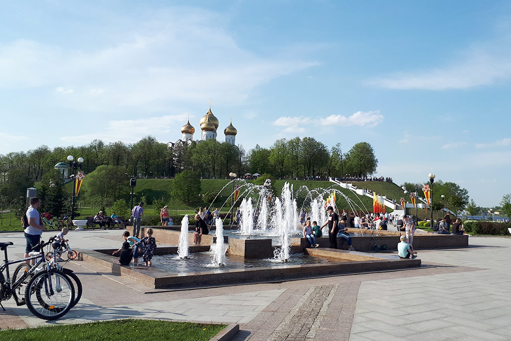 Вечером у фонтанов включается подсветка и играет музыка