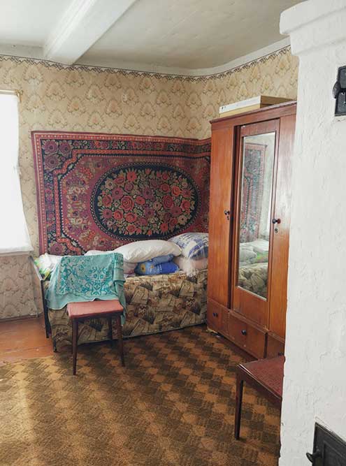 Эту кровать пришлось выбросить. Стулья частично уже развалились и ждут ремонта. Шкаф был съеден жучками, спасти его не удалось