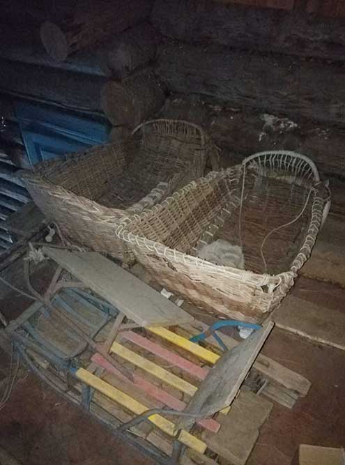 На сеновале мы нашли двое шикарных плетеных саней