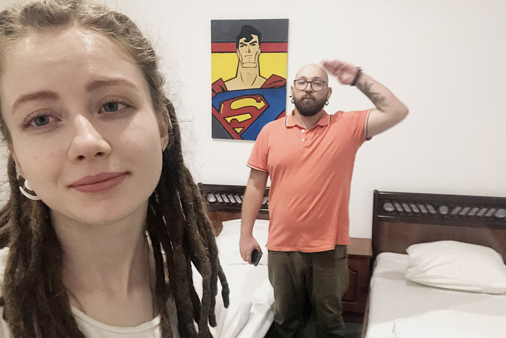 Это мы только заселились в хостел «Жюль-Верн». В номере очень чисто