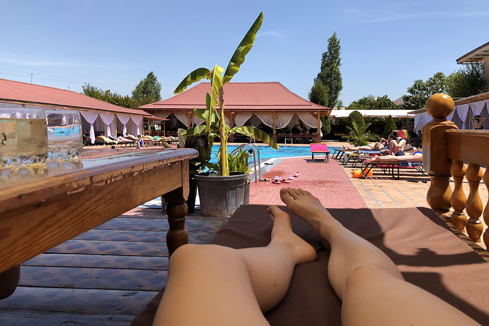 Вид с топчана на бассейн в Grace Garden