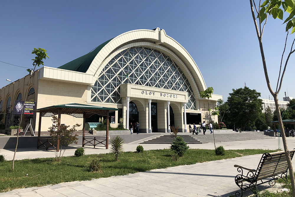 Алайский базар — дорогой рынок в центре Ташкента. Но в пять утра мы покупали там все по оптовым ценам