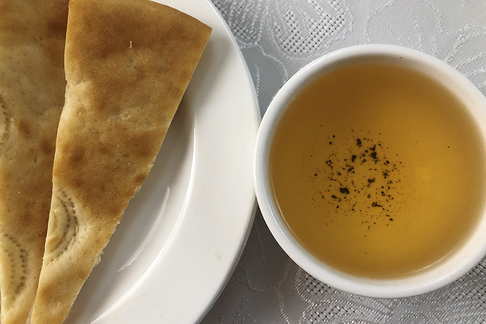 Хорезмские лепешки украшают кругами по всей площади. На фото видны части этих кругов