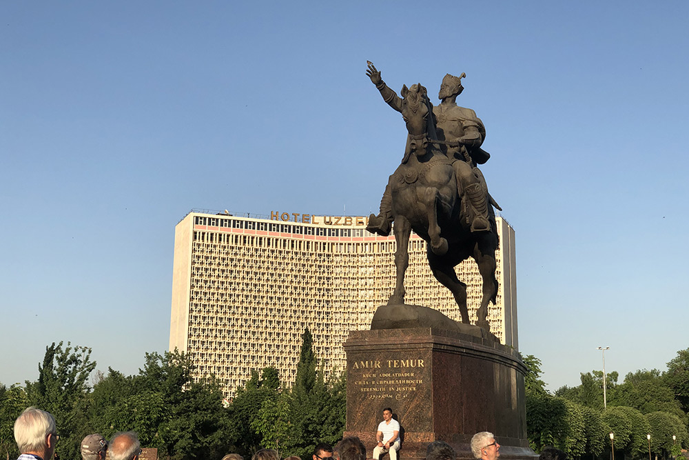Это памятник Амиру Темуру в одноименном сквере. В России его знают как завоевателя Тамерлана