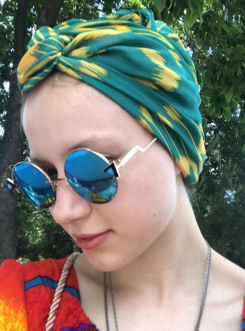 Из шаи шьют одежду и аксессуары. На рынке мне неожиданно подарили шифоновый шарфик с таким узором