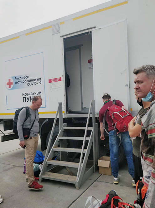 После посадки самолета пассажиров попросили пройти к машине для сдачи экспресс-тестов на ковид