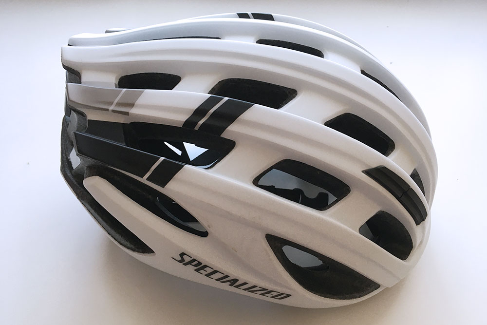 Муж выбрал шлем Specialized Propero 3 2018 за оптимальное соотношение цены и качества. Он обошелся нам в 7290 <span class=ruble>Р</span>