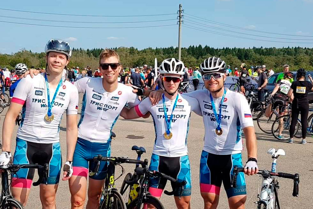Велокоманда «Триспорта» — инструмент продвижения. В нее вхожу я сам (второй слева) и мои знакомые спортсмены. Еще я приглашал в нее людей, чьи страницы в соцсетях или результаты гонок мне понравились. «Триспорт» снабжает команду питанием и формой. Иногда мы собираемся и участвуем в командных гонках