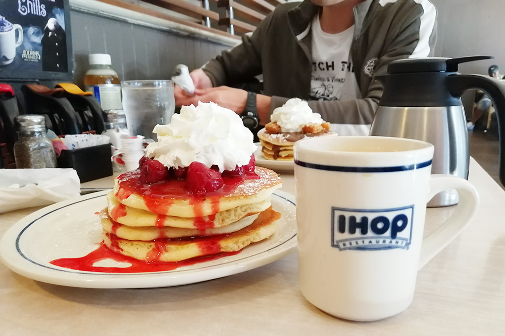 Завтрак в IHOP в Лос-Анджелесе: панкейки, омлеты и кофе за 36 $