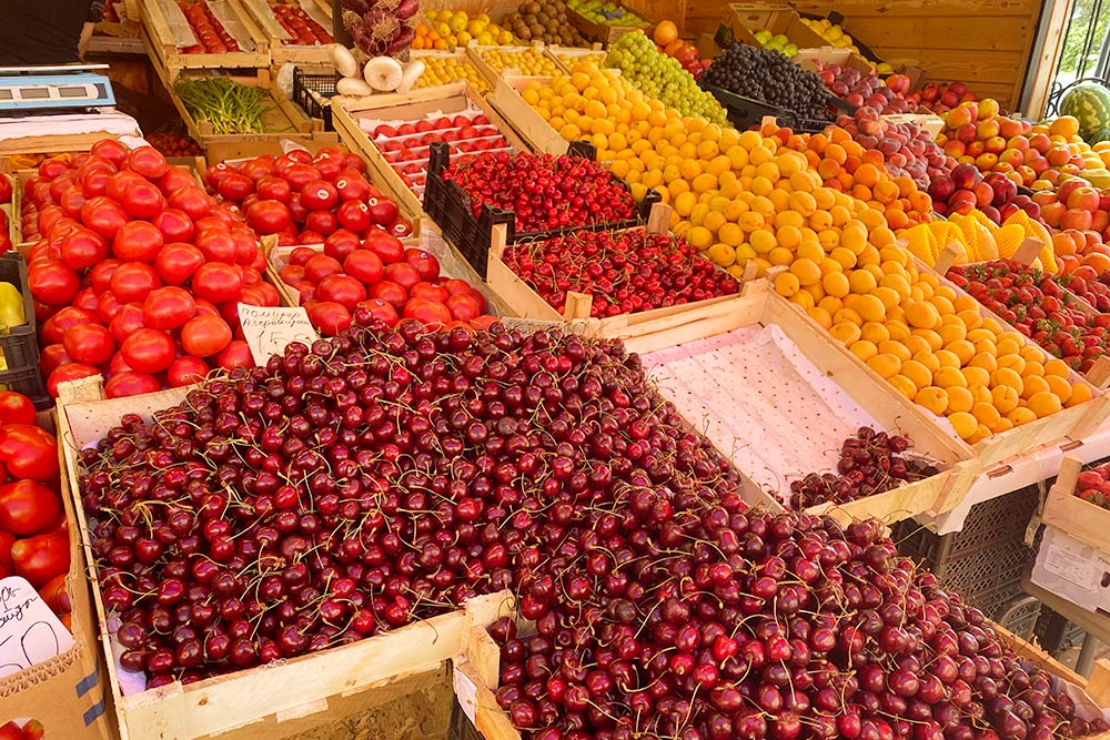 Другие фрукты и овощи на рынке тоже вкусные