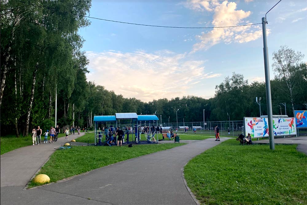 Спортивная зона Центрального парка. Отсюда не видно, но дальше еще волейбольные и баскетбольные поля и теннисные столы