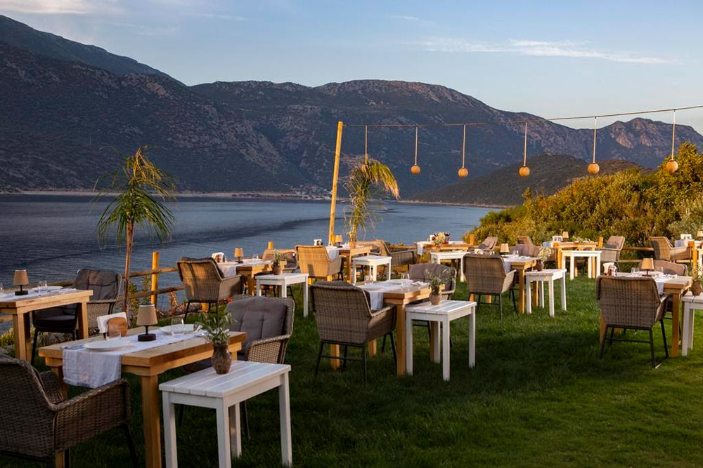 Уютные столики у скалистого берега. Разумеется, у Suna Sun Boutique Hotel собственный пляж. Фото: «Букинг»