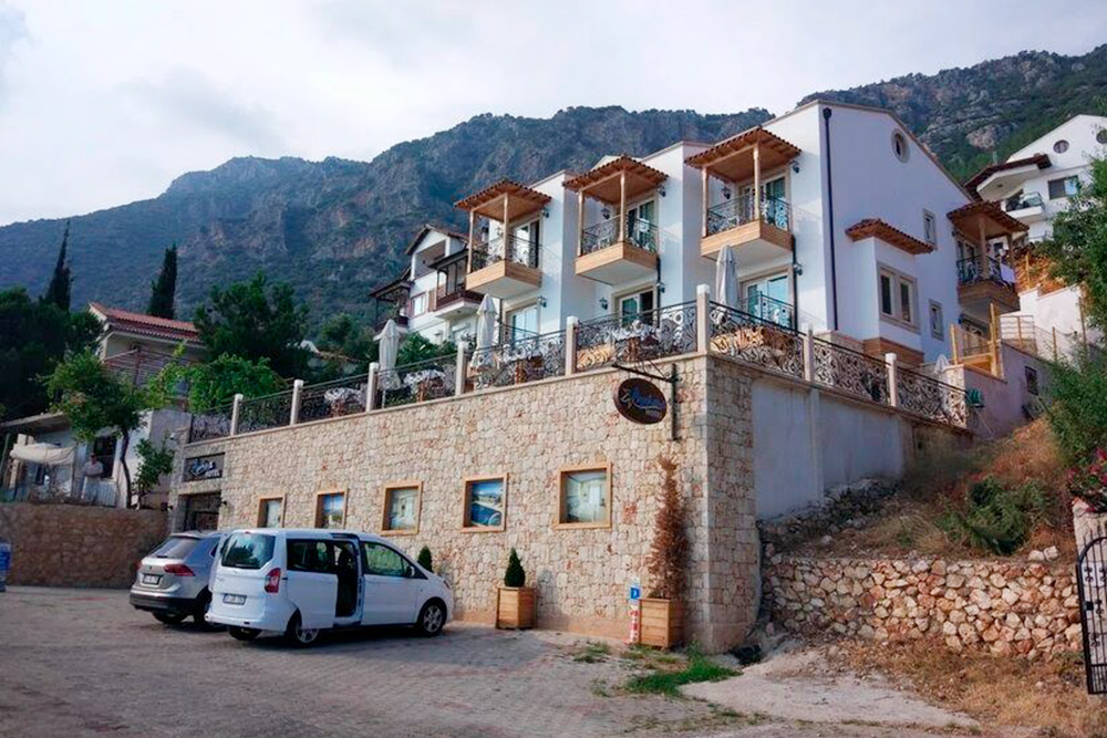 С виду Aysima Hotel выглядел довольно скромно, но внутри все на высшем уровне. Плюс у этого отеля была своя парковка