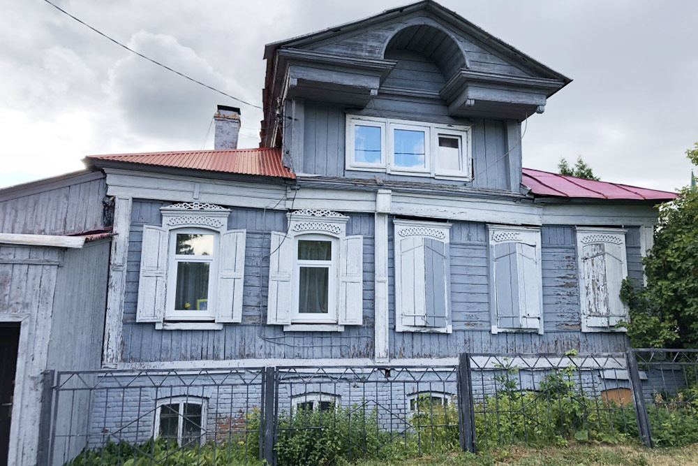 Такие образцы деревянной архитектуры сохранились рядом с садом Салавата Юлаева