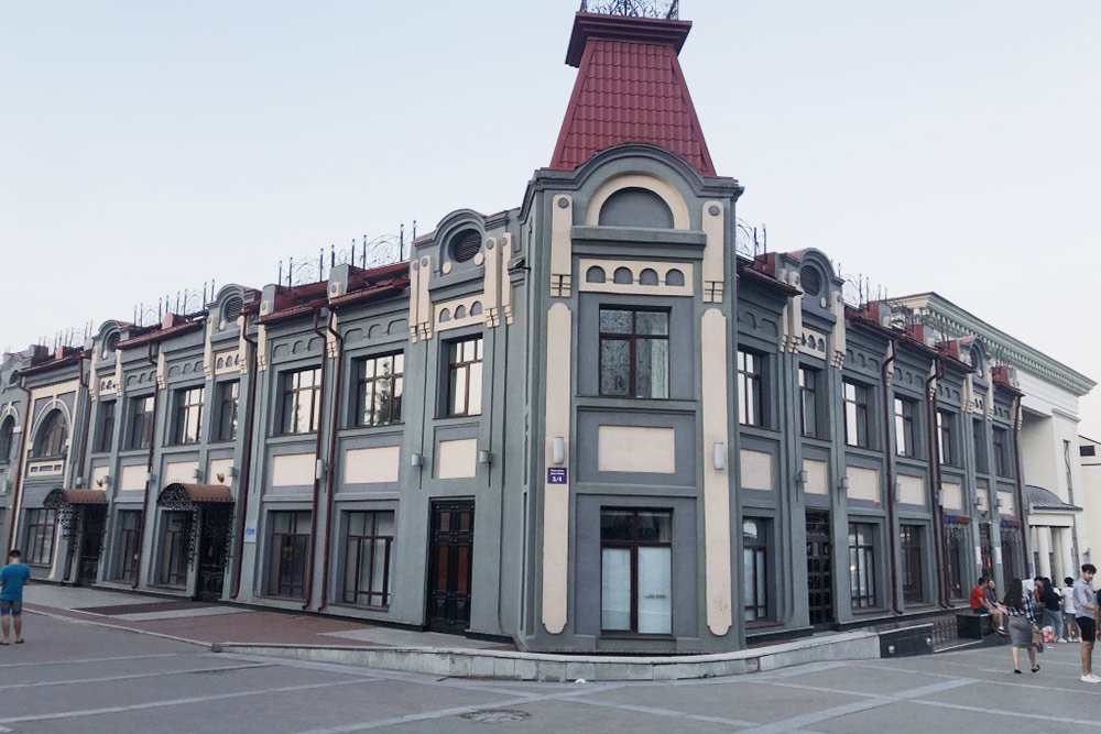 Одно из самых фотогеничных зданий Уфы — Торговый дом Иванова и Нобеля. Его построили в 1912 году