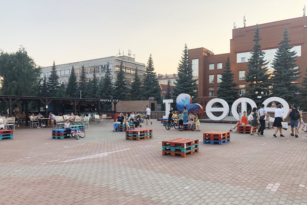 Если стало прохладно, попросите пледы в кафе — их дают бесплатно