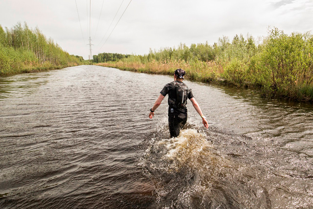 Бодрящие водные процедуры в ледяной воде. Эта фотография сделана 26 мая 2016 года. В день моего забега в 2018 году воды было меньше, но это не помешало участникам вымокнуть по пояс, а особо удачливым — по грудь. Источник: Uralraces