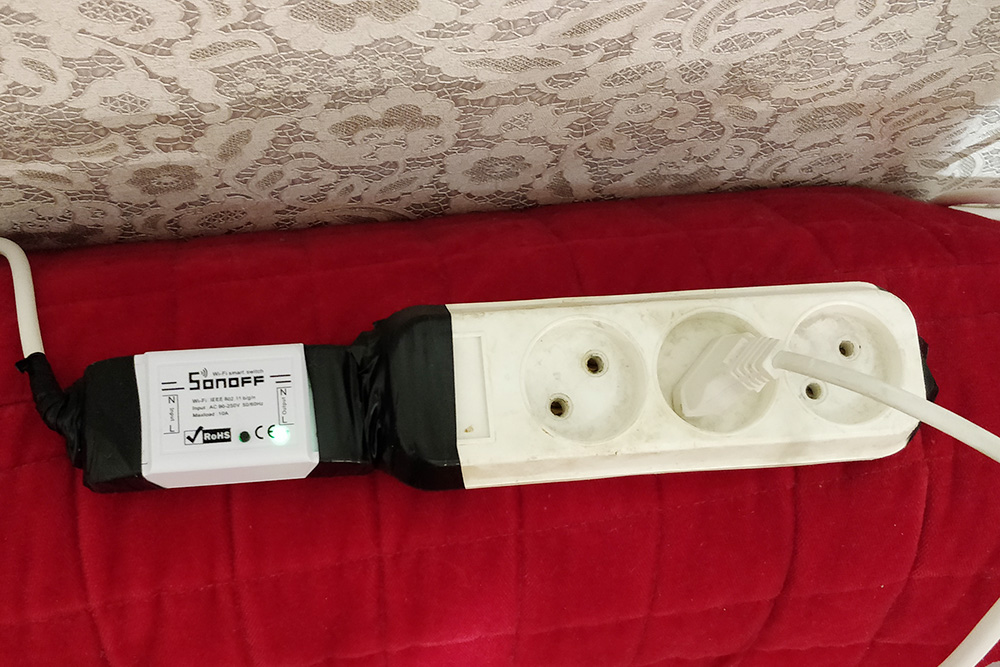 Для детской я придумал такой способ установки — чтобы не присоединять датчик к люстре, решил сделать из модуля Sonoff вайфай-розетку и к ней подключить ночник