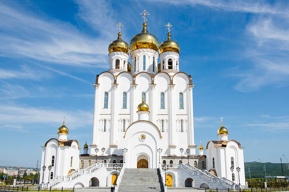 Троицкий собор на центральной площади города выделяется своей монументальностью — это один из самых высоких соборов России. Примечательно, что частично его конструкция состоит из недостроенного Дома Советов. Во времена ГУЛАГа на этом месте находилось здание Дальстроя — управления, которое эксплуатировало труд заключенных