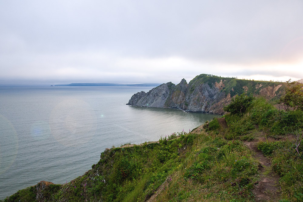 Вид на побережье Охотского моря и мыс Нюкля