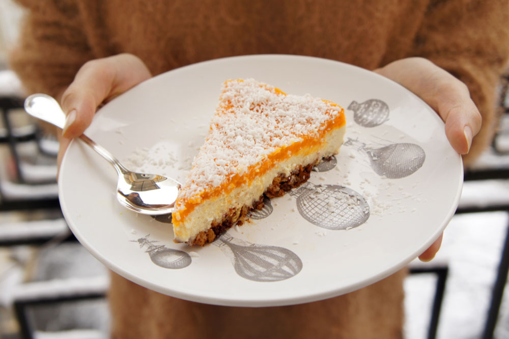 Этот торт приготовлен из кешью. Рецепт придумала Ольга Малышева, автор известного блога с рецептами для сыроедов