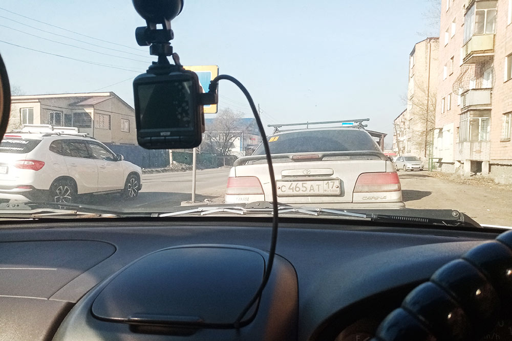 Здесь за видеорегистратором спрятался дорожный знак «Пешеходный переход». Водитель может его не увидеть — в результате пешеход рискует попасть под машину